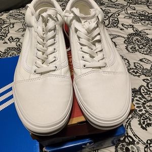 CLASSIC VANS WHITE MENS SIZE 11